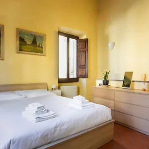 Apartment Cozy Classic Italian House Near Santa Croce, On The Lungarno, Florenz